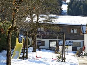 plac zabaw w śniegu przed domem w obiekcie Holiday Home Schwarzenegg by Interhome w mieście Wagrain