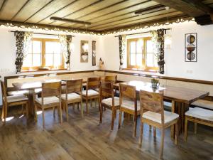 Restaurace v ubytování Chalet Aualm-1 by Interhome