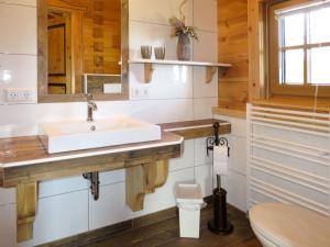 Koupelna v ubytování Chalet Aualm-1 by Interhome