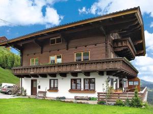 drewniany dom z balkonem na górze w obiekcie Apartment Tauernblick by Interhome w mieście Bramberg am Wildkogel