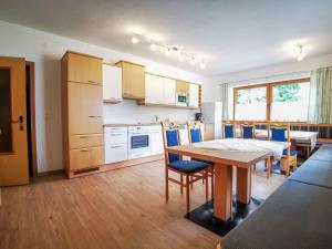 kuchnia i jadalnia ze stołem i krzesłami w obiekcie Holiday Home Kainer by Interhome w mieście Strass im Zillertal