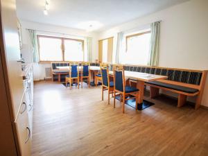 jadalnia z drewnianymi stołami i krzesłami w obiekcie Holiday Home Kainer by Interhome w mieście Strass im Zillertal +19 zdjęć