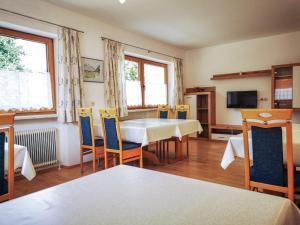 jadalnia ze stołem i krzesłami w obiekcie Holiday Home Kainer by Interhome w mieście Strass im Zillertal