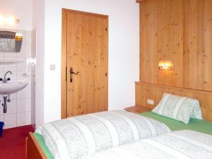 Łóżko lub łóżka w pokoju w obiekcie Holiday Home Kainer by Interhome