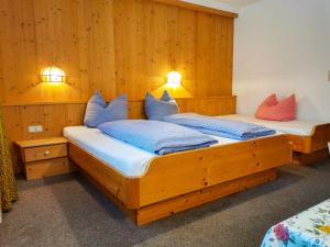 2 łóżka pojedyncze w pokoju z drewnianymi ścianami w obiekcie Holiday Home Kainer by Interhome w mieście Strass im Zillertal