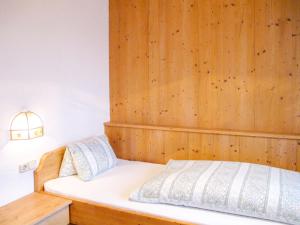Łóżko lub łóżka w pokoju w obiekcie Holiday Home Kainer by Interhome