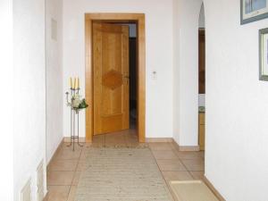 korytarz z drewnianymi drzwiami i dywanem w obiekcie Apartment Kohler by Interhome w mieście Fügen