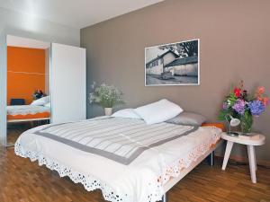 Säng eller sängar i ett rum på Apartment Suite Modern-17 by Interhome
