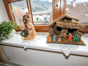 una ventana con una casa de pan de jengibre y estatuillas en ella en Apartment Plank-2 by Interhome, en Stumm 14 fotos más