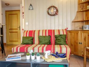 - un salon avec un canapé et une table dans l'établissement Apartment Les Jardins Alpins-1 by Interhome, à Saint-Gervais-les-Bains