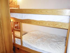 - deux lits superposés dans une chambre dans l'établissement Apartment Les Jardins Alpins-1 by Interhome, à Saint-Gervais-les-Bains