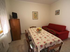 TV a/nebo společenská místnost v ubytování Apartment Rondinelli by Interhome