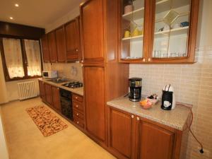 Kuchyň nebo kuchyňský kout v ubytování Apartment Rondinelli by Interhome