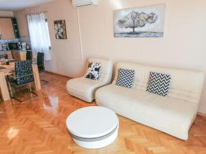 Ruang duduk di Holiday Home Tuta by Interhome
