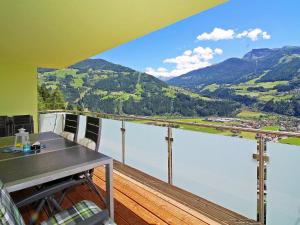 einen Balkon mit einem Tisch und Seeblick in der Unterkunft Apartment Geisler by Interhome in Zellberg