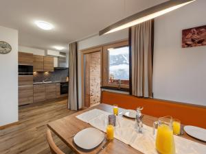 jadalnia ze stołem i kuchnią w obiekcie Apartment Apart Wurm-1 by Interhome w mieście Stummerberg