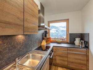 kuchnia ze zlewem i oknem w obiekcie Apartment Apart Wurm-1 by Interhome w mieście Stummerberg