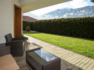 patio ze stołem i widokiem na góry w obiekcie Apartment Marianne - FGZ163 by Interhome w mieście Hart im Zillertal