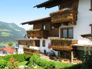 dom z balkonami i kwiatami na nim w obiekcie Apartment Marianne - FGZ163 by Interhome w mieście Hart im Zillertal