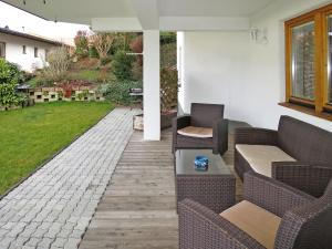 patio z wiklinowymi meblami i dziedzińcem w obiekcie Apartment Marianne - FGZ163 by Interhome w mieście Hart im Zillertal