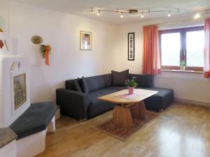 salon z kanapą i stołem w obiekcie Apartment Marianne - FGZ163 by Interhome w mieście Hart im Zillertal