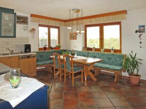 kuchnia i jadalnia ze stołem i krzesłami w obiekcie Apartment Marianne - FGZ163 by Interhome w mieście Hart im Zillertal