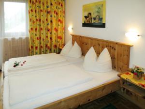 1 dormitorio con 1 cama grande con almohadas blancas en Apartment Klammlhof - ZAZ307 by Interhome en Zell am Ziller