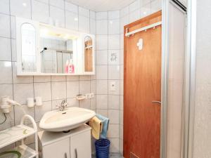Bilik mandi di Apartment Christian by Interhome