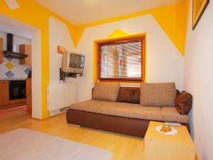 Televisyen dan/atau pusat hiburan di Apartment Christian by Interhome