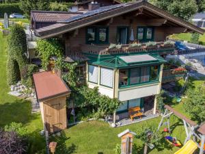 z góry widok na dom z podwórkiem w obiekcie Apartment Wieser by Interhome w mieście Spielbichl