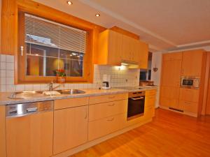 Kuchnia lub aneks kuchenny w obiekcie Apartment Wieser by Interhome