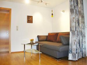 salon z kanapą i stołem w obiekcie Apartment Wieser by Interhome w mieście Spielbichl