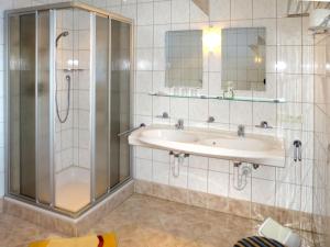 Kúpeľňa v ubytovaní Apartment Sonne-3 by Interhome