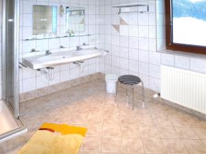 Kúpeľňa v ubytovaní Apartment Sonne-3 by Interhome