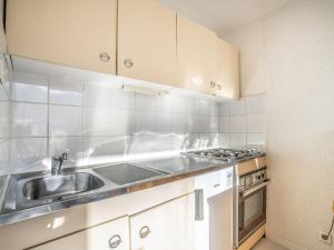 Virtuvė arba virtuvėlė apgyvendinimo įstaigoje Apartment Les Trois Vallées-1 by Interhome
