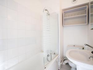 Koupelna v ubytování Apartment Trois Vallées 516 by Interhome