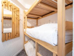 Dviaukštė lova arba lovos apgyvendinimo įstaigoje Apartment Les Trois Vallées-1 by Interhome