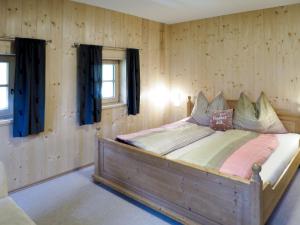 Tempat tidur dalam kamar di Chalet Alm Chalet - SUZ320 by Interhome