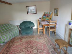 een slaapkamer met een bed, een bureau en een tafel bij Sharlands Farm Bed and Breakfast in Bude