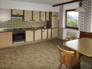 A cozinha ou cozinha compacta de Holiday Home Borleitenhof - MHO588 by Interhome