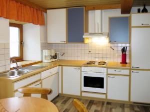 Kuchyňa alebo kuchynka v ubytovaní Apartment Binter by Interhome
