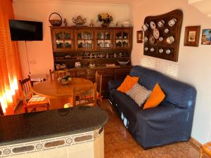 sala de estar con sofá y mesa en Casa Loureiro Combarro, en Combarro