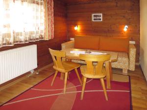 ein Esszimmer mit einem Tisch und 2 Stühlen in der Unterkunft Holiday Home Hexenhäusl - KAB115 by Interhome in Kaltenbach