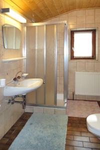 Kúpeľňa v ubytovaní Holiday Home Hexenhäusl by Interhome