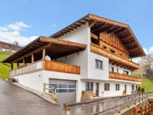 dom z drewnianym dachem w obiekcie Apartment Apart Wurm-2 by Interhome w mieście Stummerberg