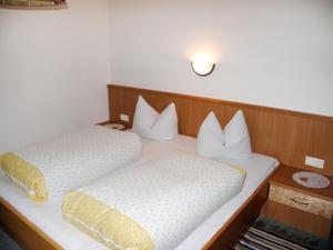 Cette petite chambre comprend 2 lits. dans l'établissement Apartment Taxacher - ZAZ765 by Interhome, à Aschau