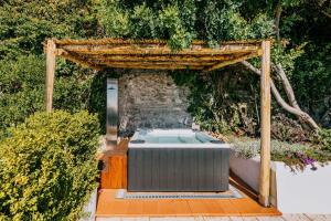 an outdoor hot tub under a pergola at Villa Eris Amalfi Coast in Conca dei Marini