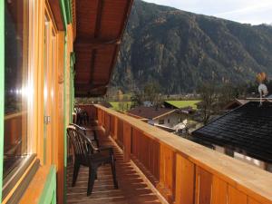 balcón con sillas y vistas a la montaña en Holiday Home Rieplerhof - MHO157 by Interhome en Mayrhofen