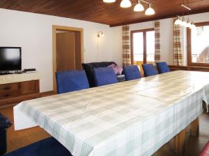 - un salon avec une grande table et des chaises bleues dans l'établissement Holiday Home Rieplerhof - MHO157 by Interhome, à Mayrhofen