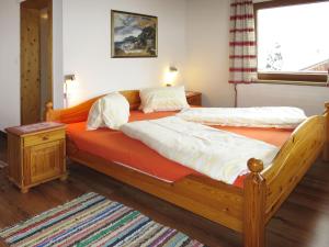 Cette chambre comprend 2 lits jumeaux. dans l'établissement Holiday Home Rieplerhof - MHO157 by Interhome, à Mayrhofen